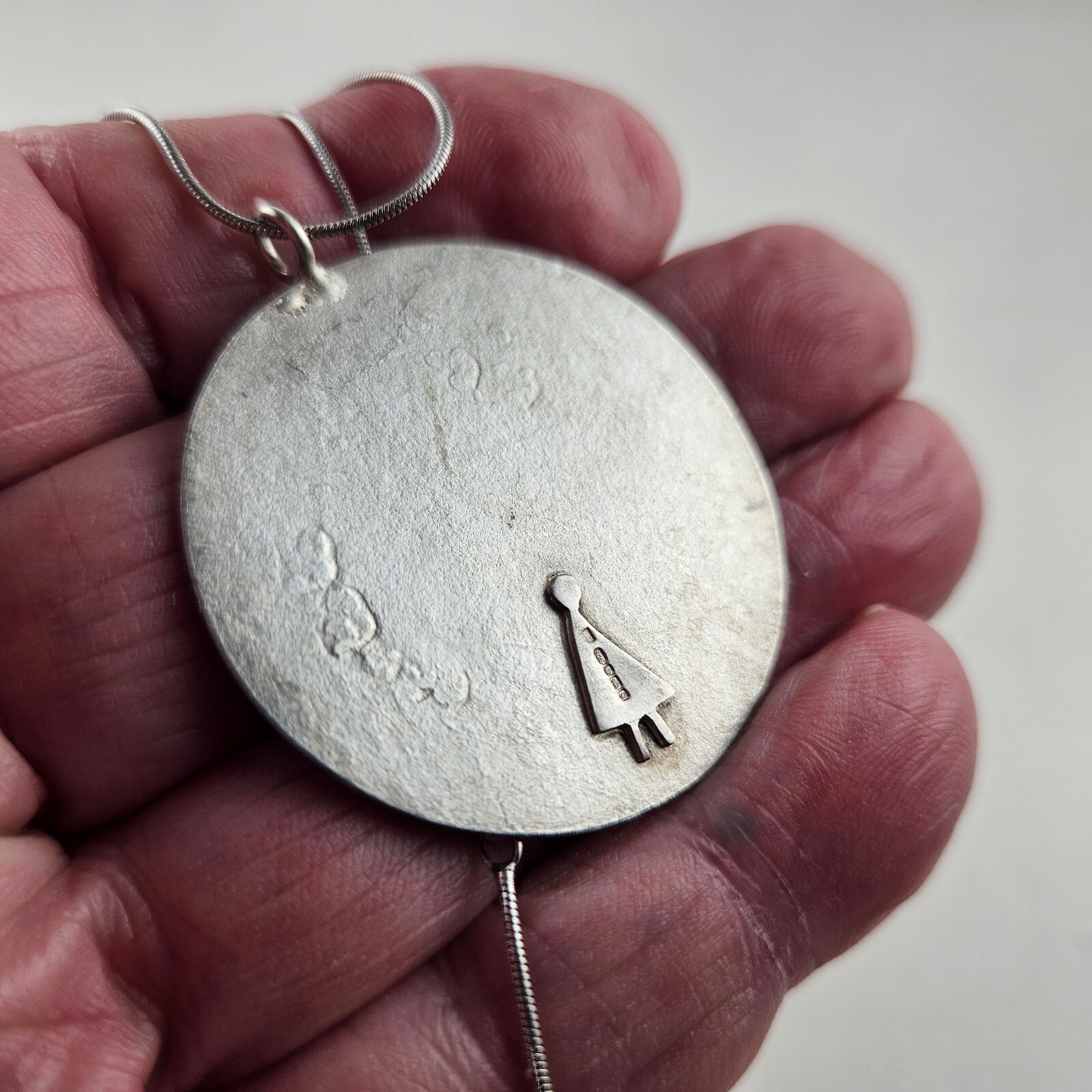 Sterling Silver English Hallmarks Pendant & a 19-inch Chain 10.9g [8373]