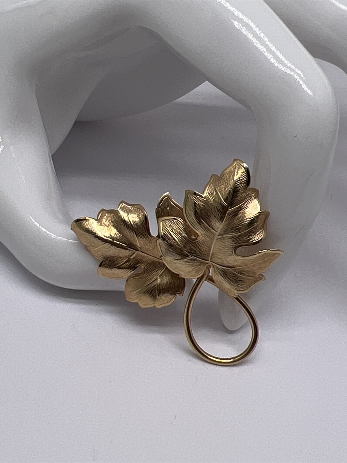 Beautiful Vintage Signed INC Leaves 1/20 12K GF Gold Filled Pin Brooch/ Pendant