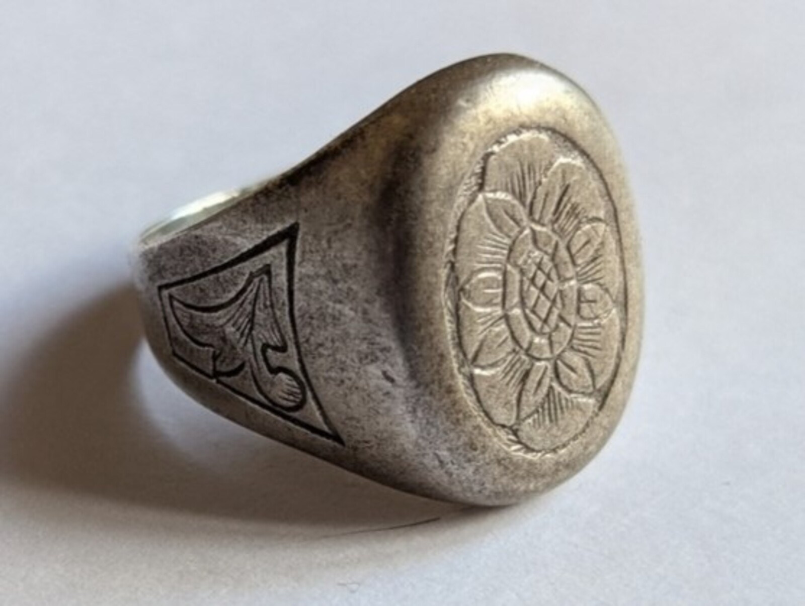 Vintage men’s signet ring sterling silver 925 Size 8.5 Weight 4.55 g.