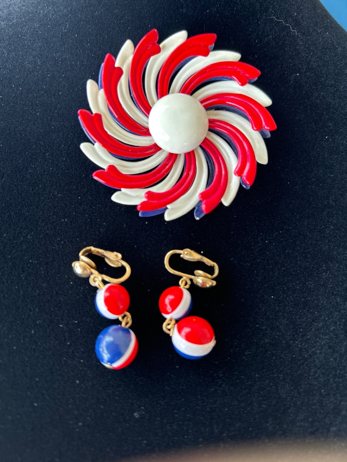Vtg 60s 70s Patriotic Enamel Pinwheel Brooch Red White Blue & Clip On Earrings