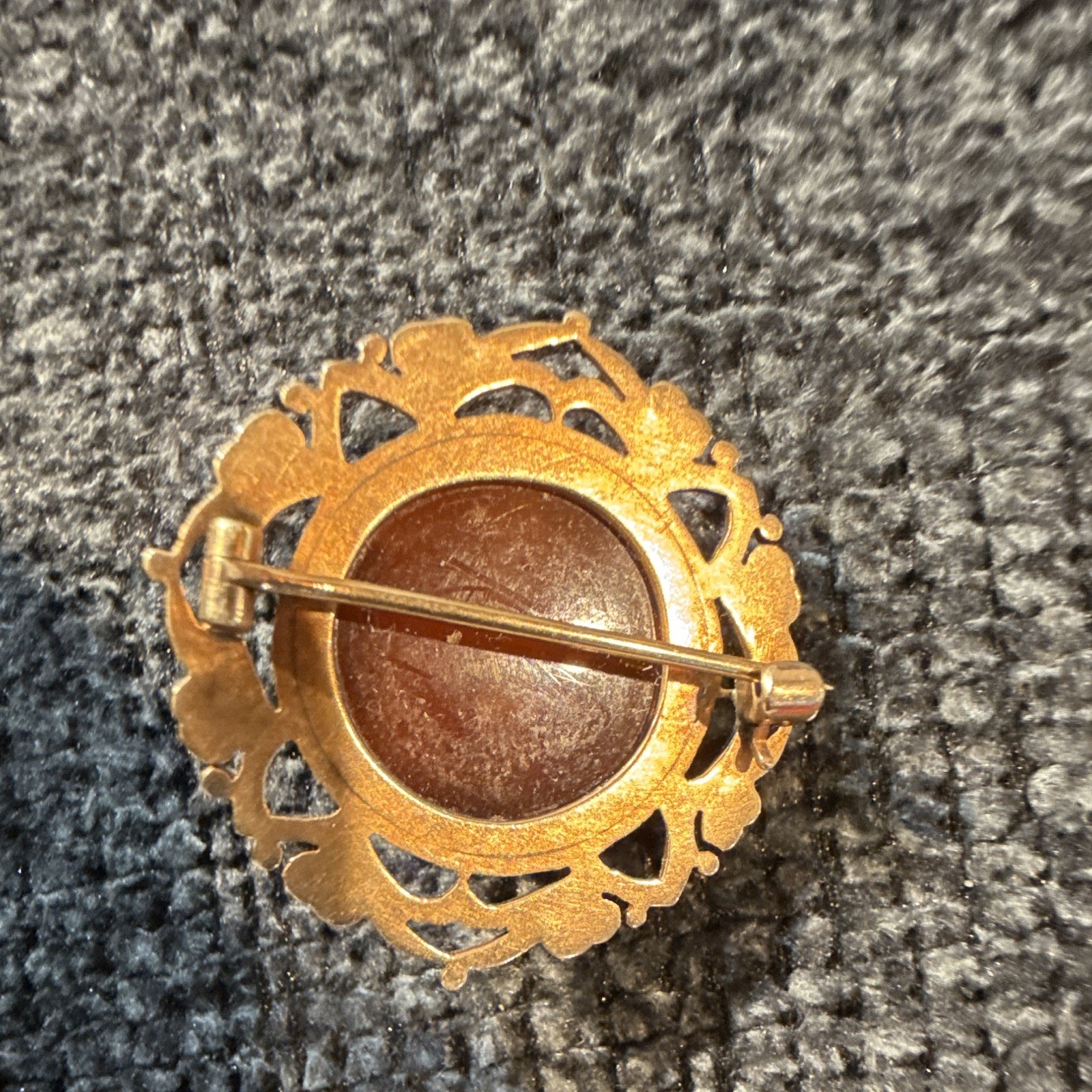 Round White Cameo Brooch Pin 9 Karat Gold Frame Women’s 1 in x 1 in