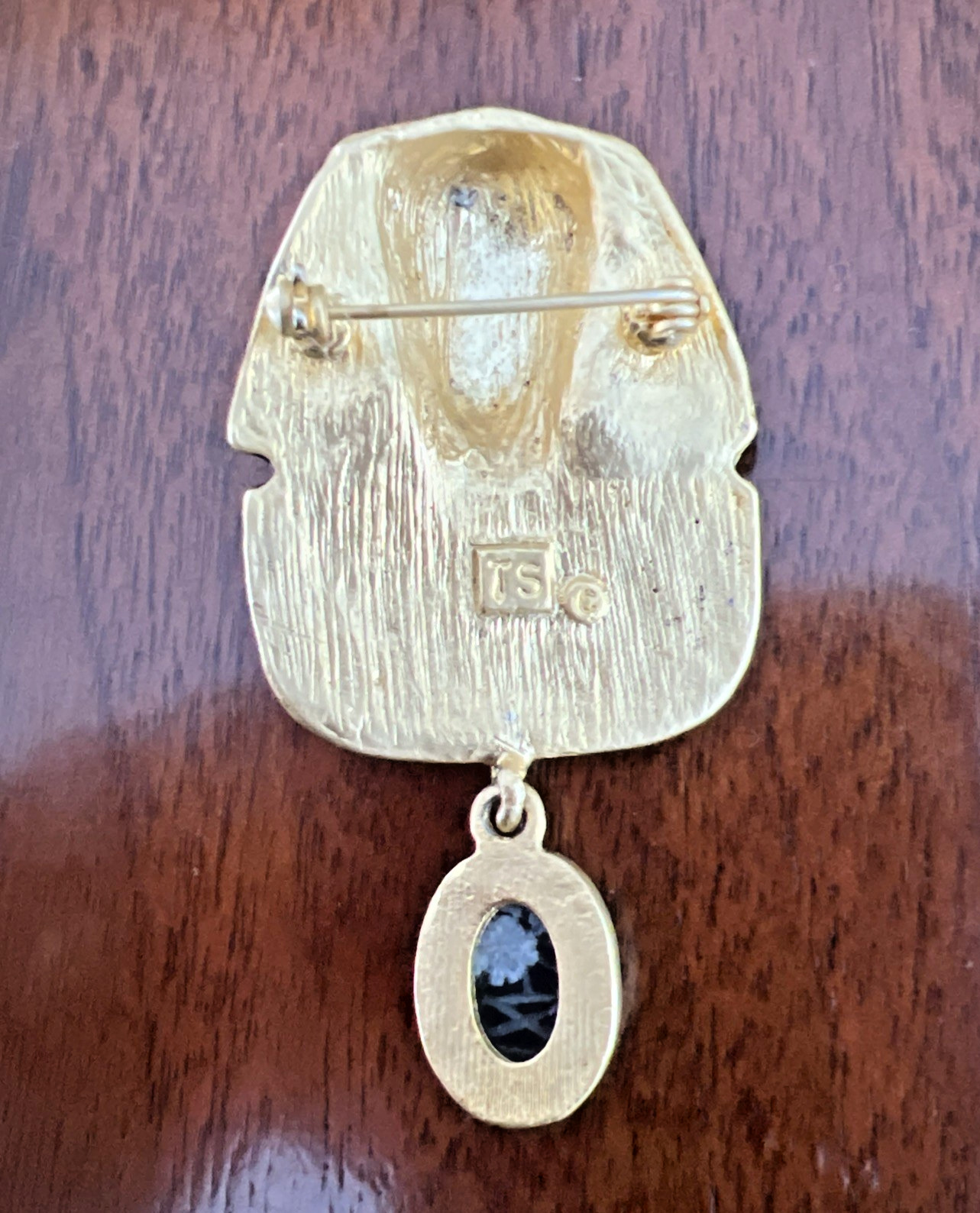 VINTAGE 1978 SIGNED TS PHARAOH SCARAB BROOCH CABOCHON DANGLE YELLOW GOLD PLATED