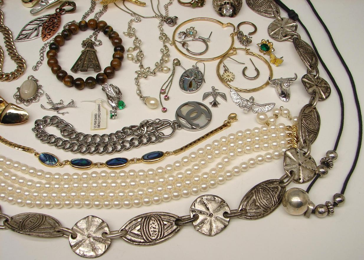 Vintage COSTUME JEWELRY LOT Wearable Necklaces Bracelets Brooches Rings Earrings