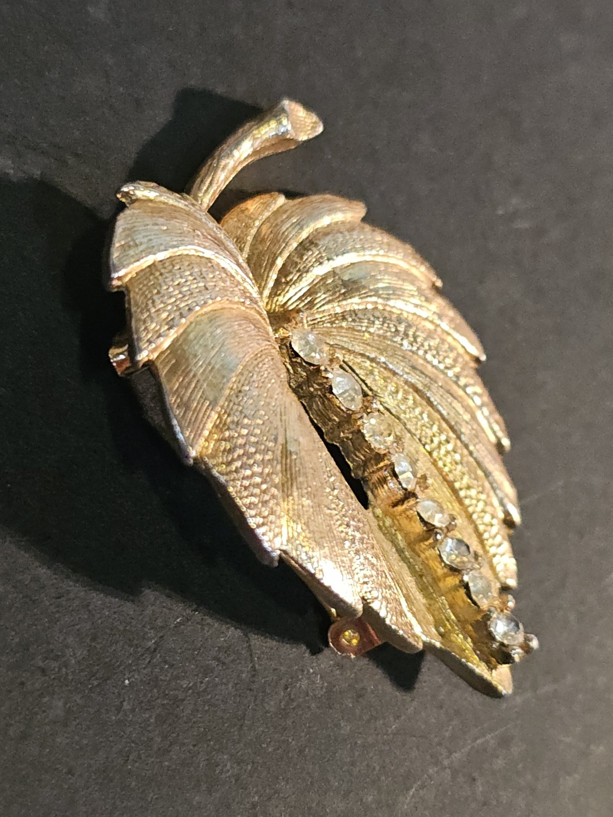 Vintage Brooch Gold Tone Leaf Textured Prong Set Rhinestones Center