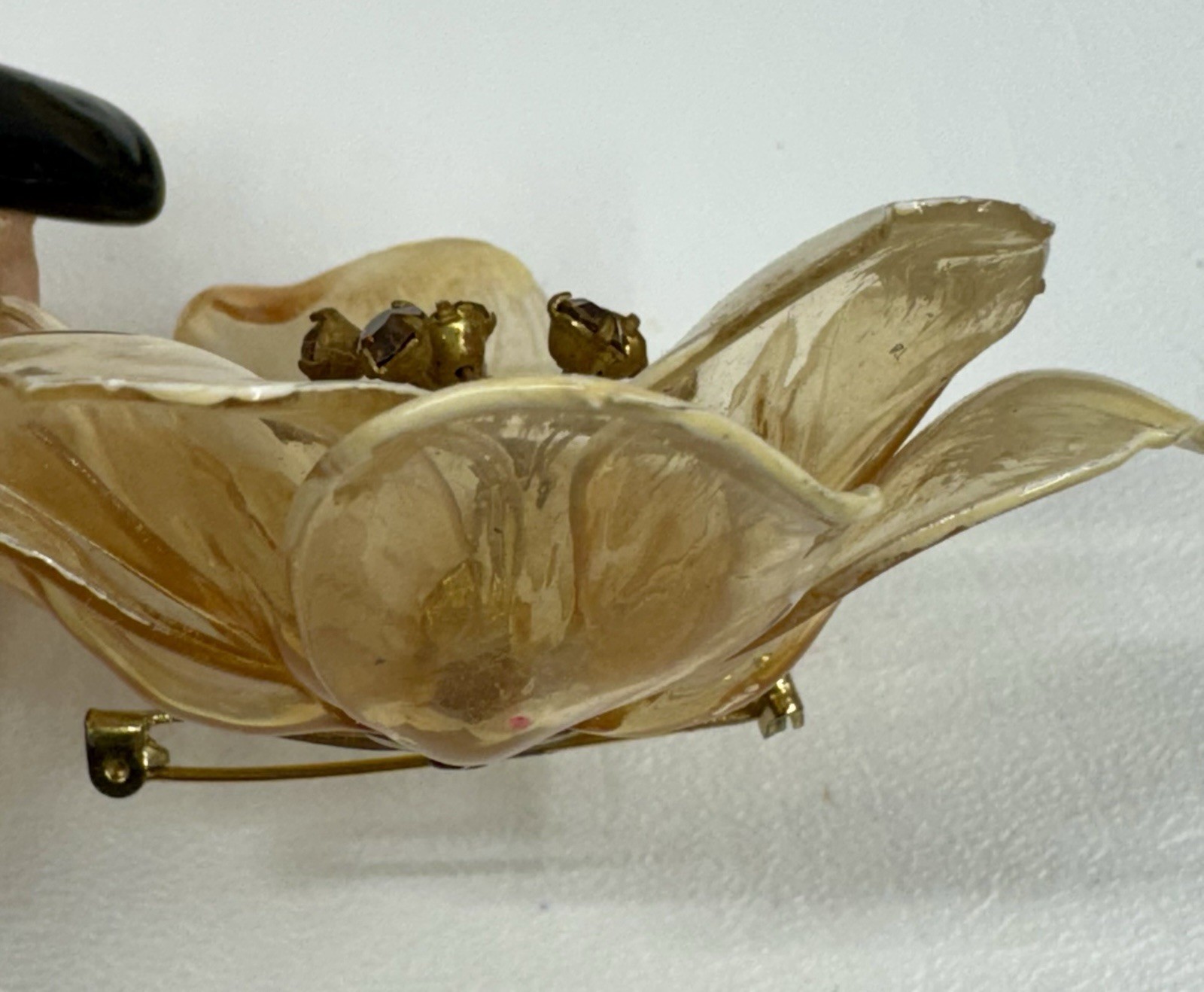 CELLULOSE ACETATE FLOWER BROOCH BEIGE VINTAGE