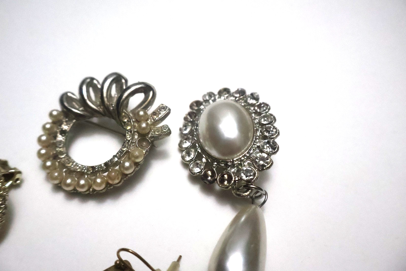Vintage Faux Pearl Brooch & Earring Lot – Rhinestone Costume Jewelry Unmarked