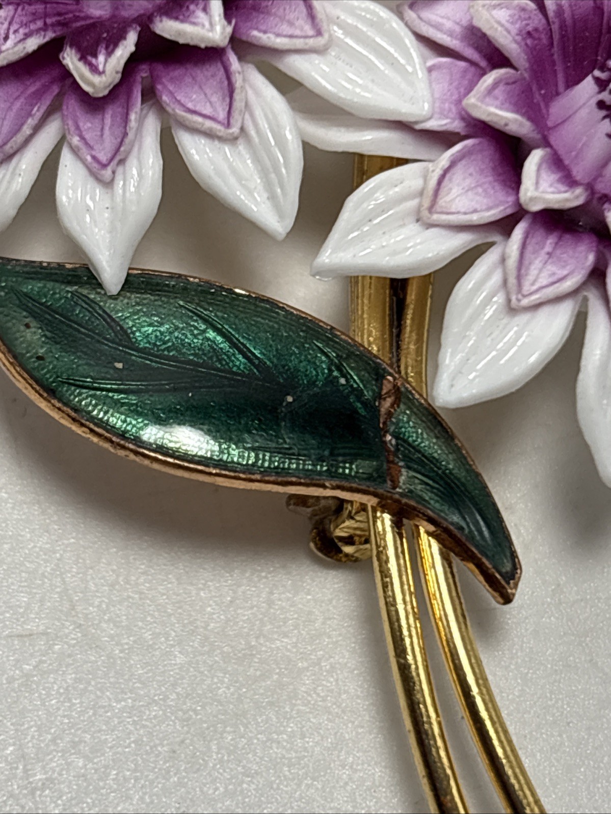 Flower Pin Brooch Plastic Flowers Enamel Leaf White Purple Green Gold Tone