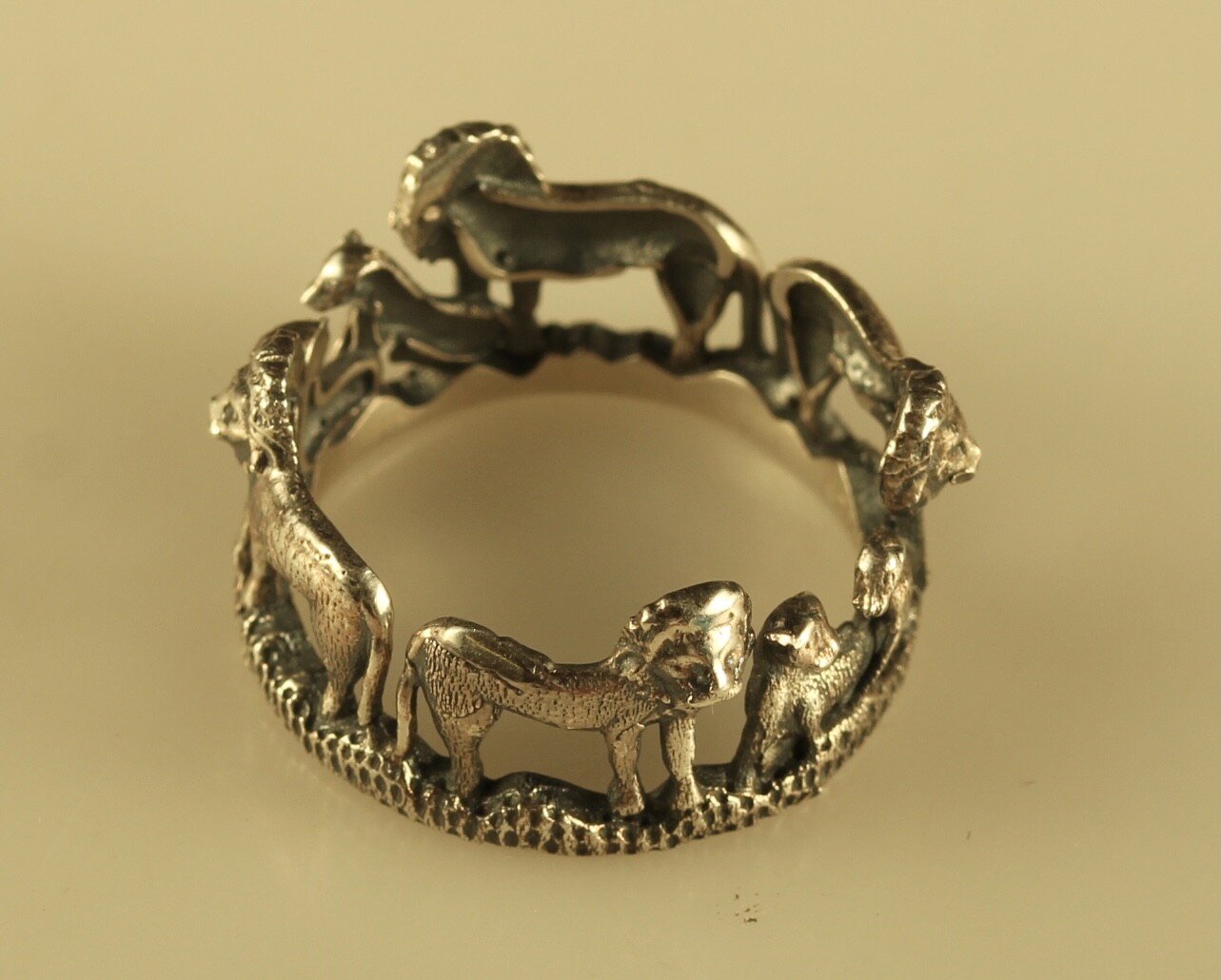 Vtg Sterling Signed 925 Detailed Pride of Lions and Cubs Animals Ring Band 7 1/2