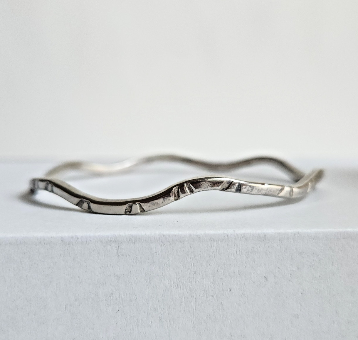 VTG Mexico 925 Sterling Silver Etched Wavy Bangle Bracelet 8″ 13g