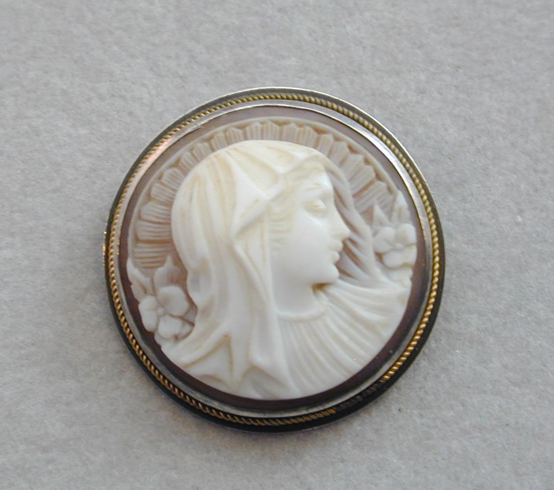 Incredibly Nice Hand Carved Shell Cameo Pin Pendant Silver & Gold