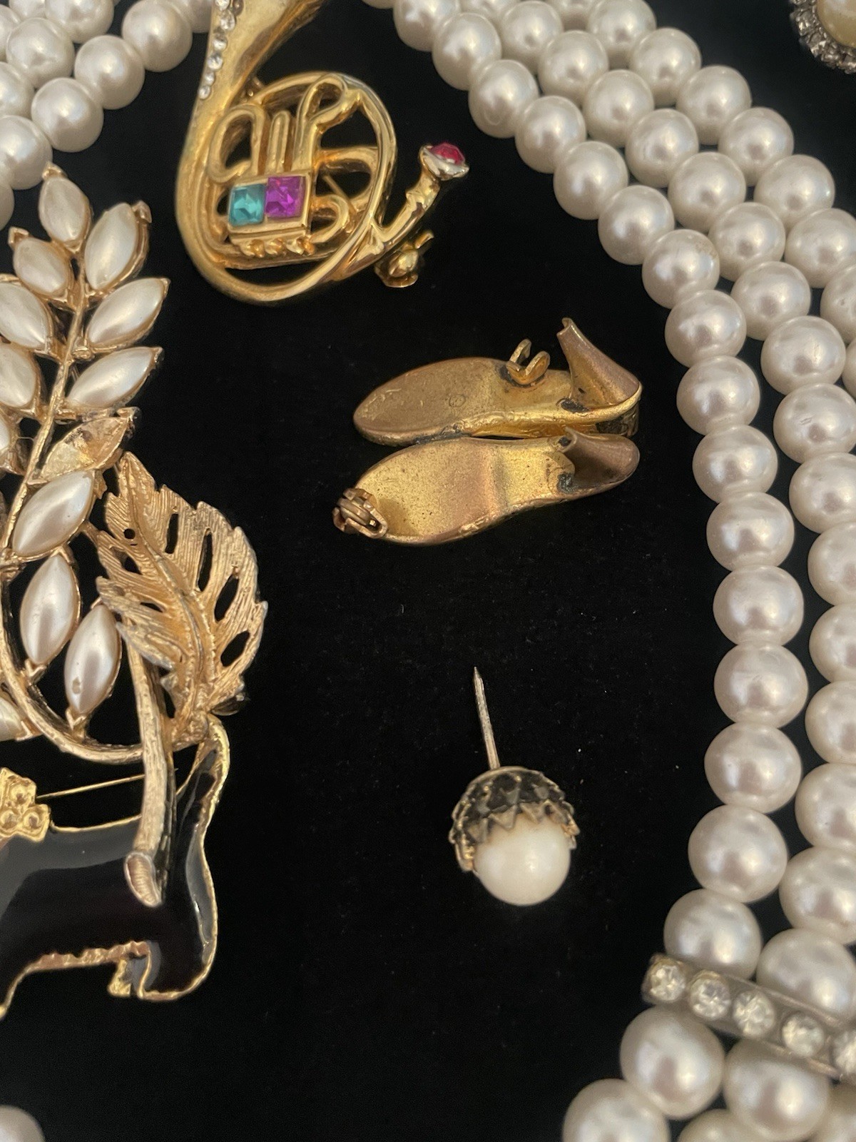 VINTAGE Junk Jewelry Lot FOR CEAFTS Some Signed Pieces Broken Singles Age Wear