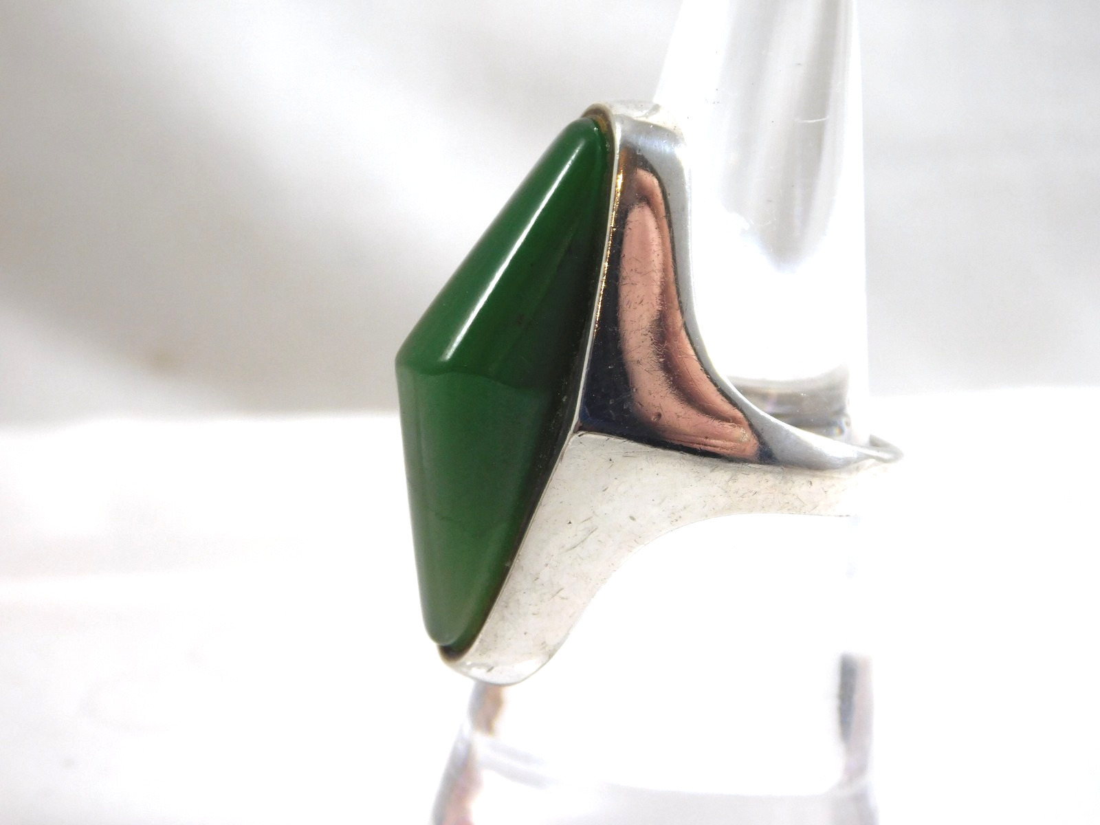 Mid-Century Modernist Green Nephrite Jade Elongated Rhomboid 925 Sterling Ring 7