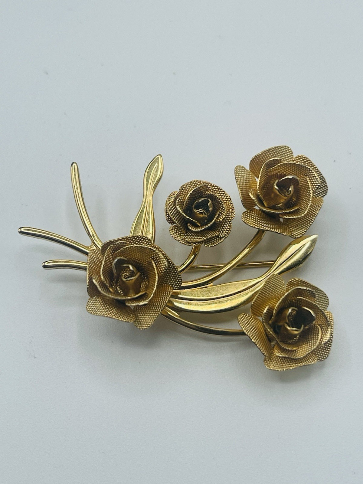 Vtg Unsigned Gold Tone plated? Brooch With 4 Roses in a Bouquet Style Setting.