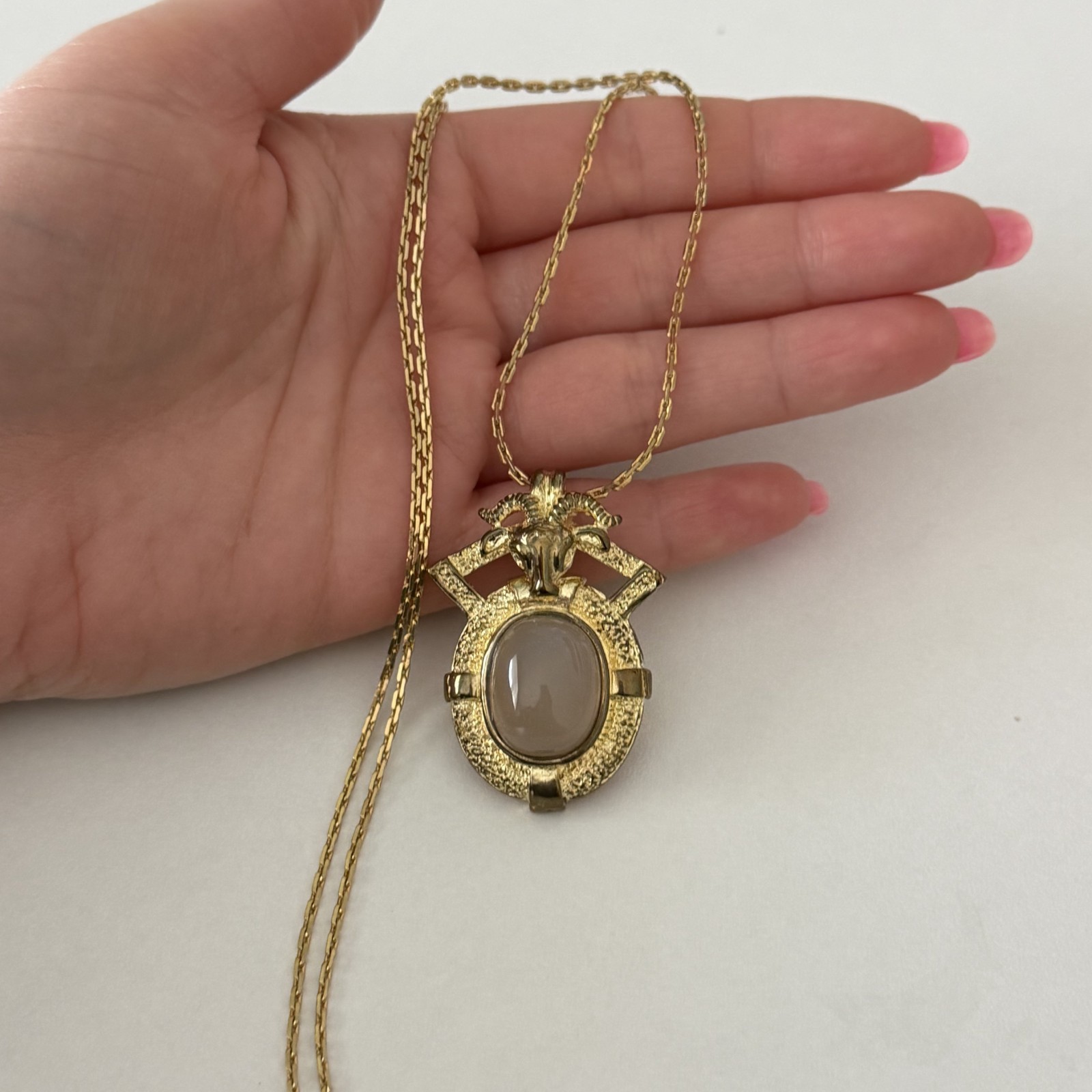 Vintage Opaline Glass Cabochon Aries Ram Pendant Gold Tone Necklace 24″