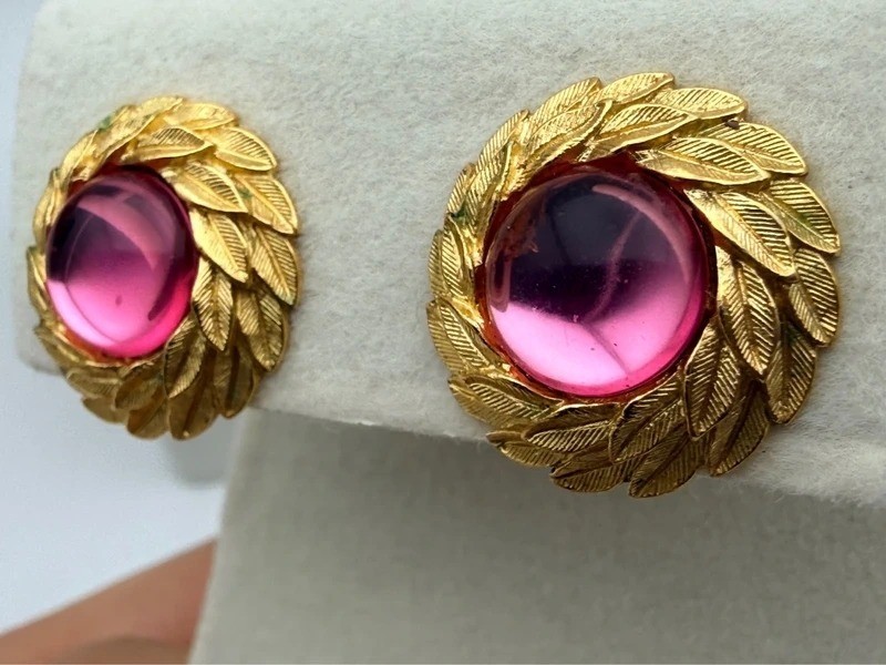 Vintage Trifari Stud Earrings Gold Tone Laurel Wreath Pink Cabochon Signed