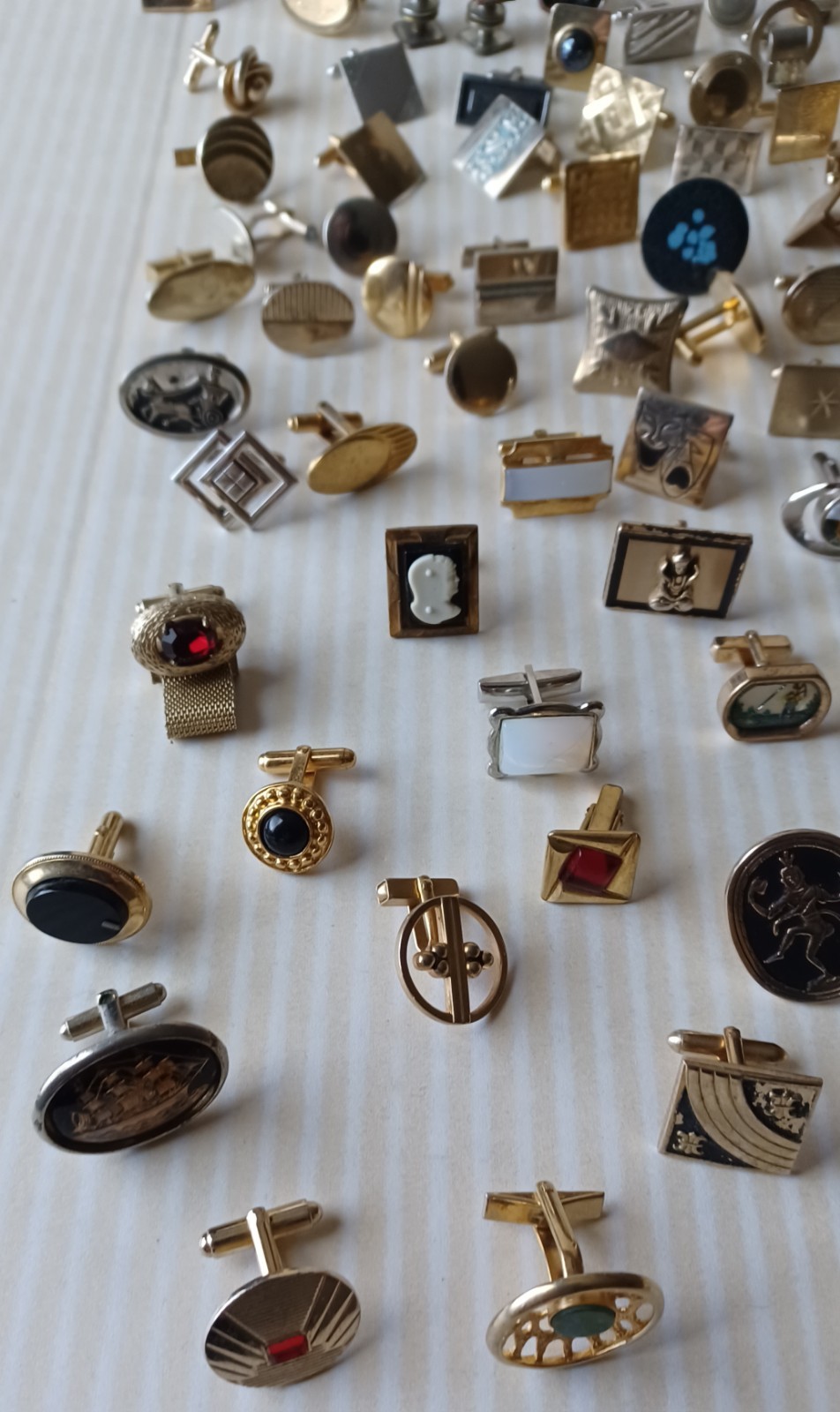 Lot 160 VTG Single Cufflinks Mixed Styles Tones Repurpose Jewelry Some Wear