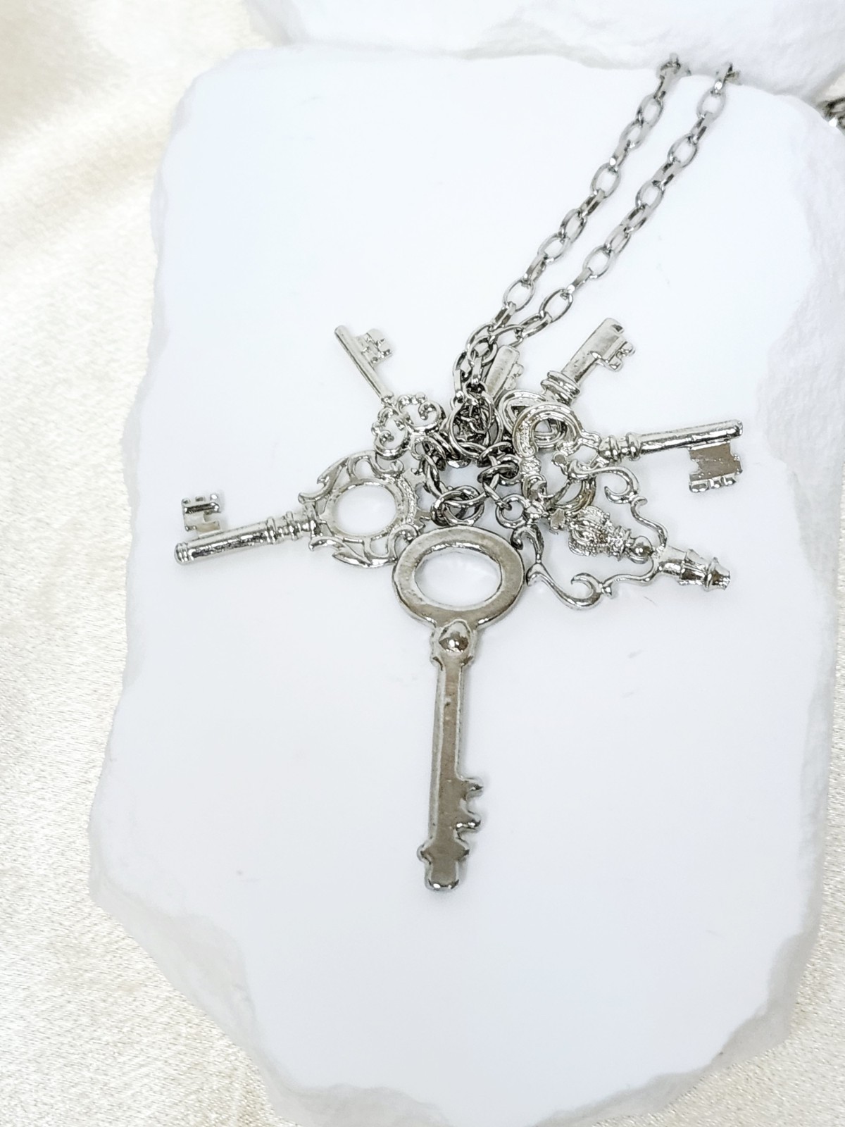 Vintage Silver Tone Multi Key Charm Chain Necklace – 24″