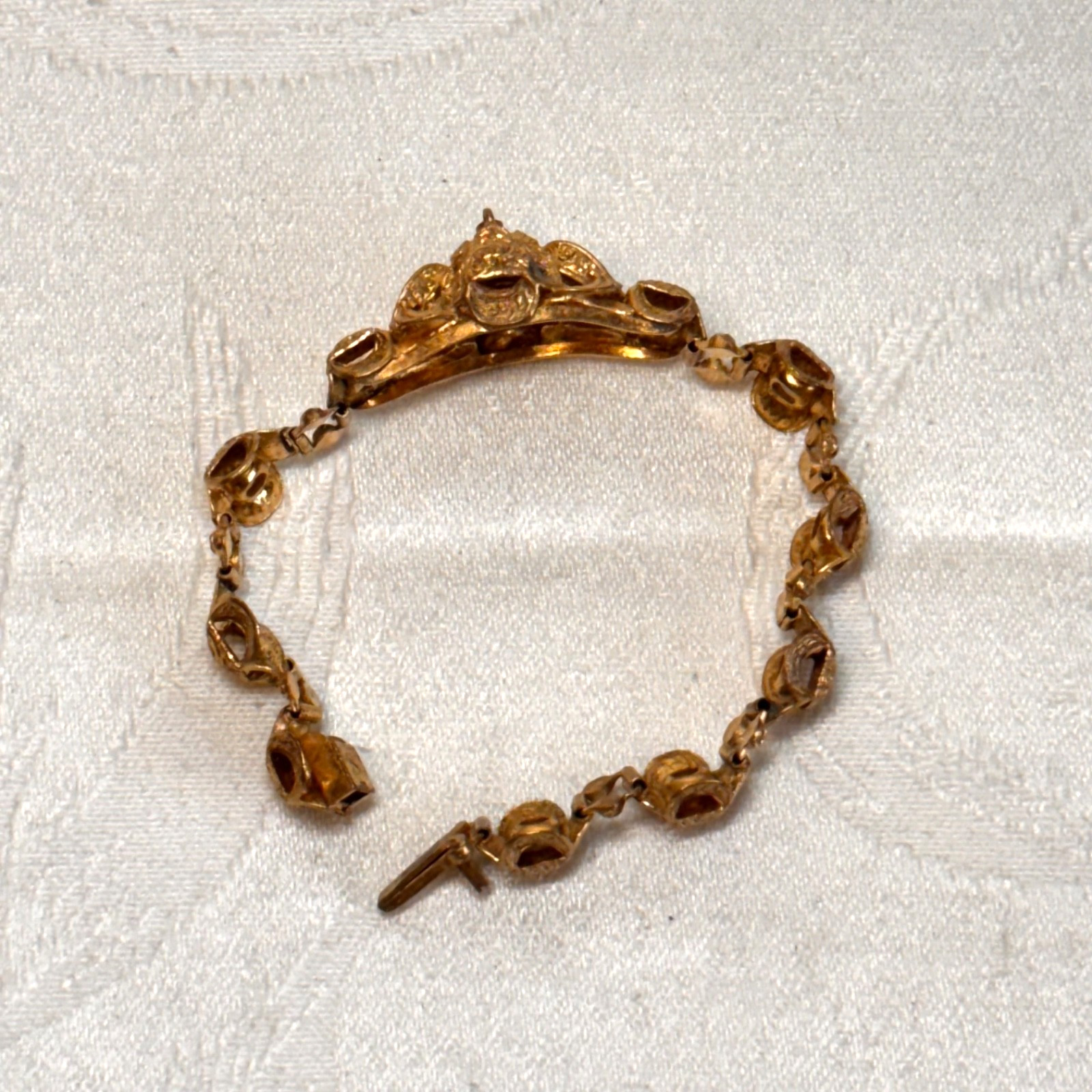 BRACELET goldtone metal temple lightweight box clasp NO BELL vintage 6 1/4″ circ