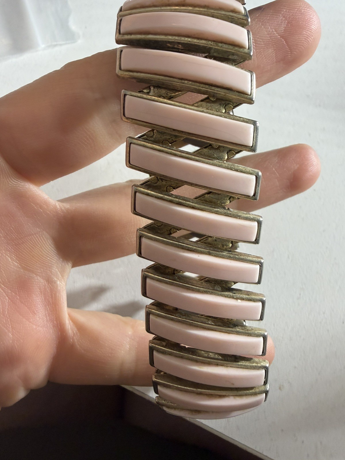 Vintage Gold Tone 1950’s Expansion Thermoset Plastic Pink Bracelet One Size