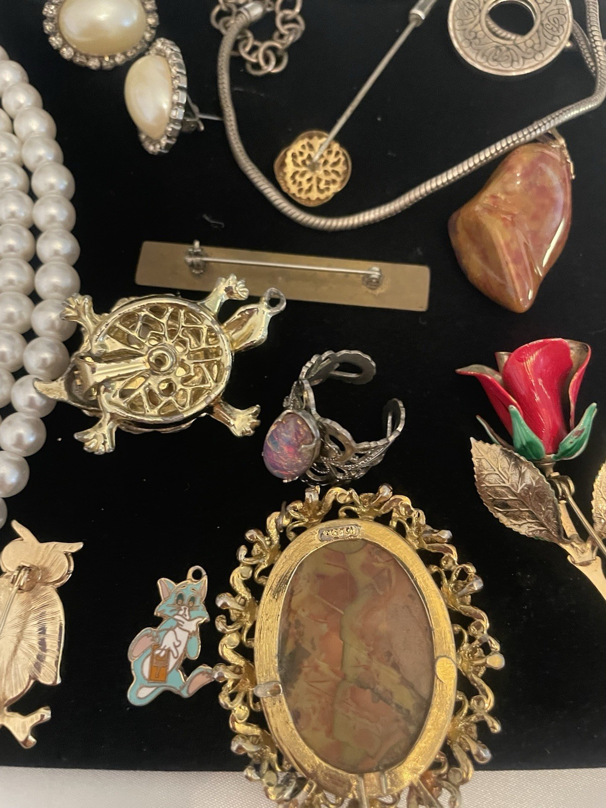VINTAGE Junk Jewelry Lot FOR CEAFTS Some Signed Pieces Broken Singles Age Wear