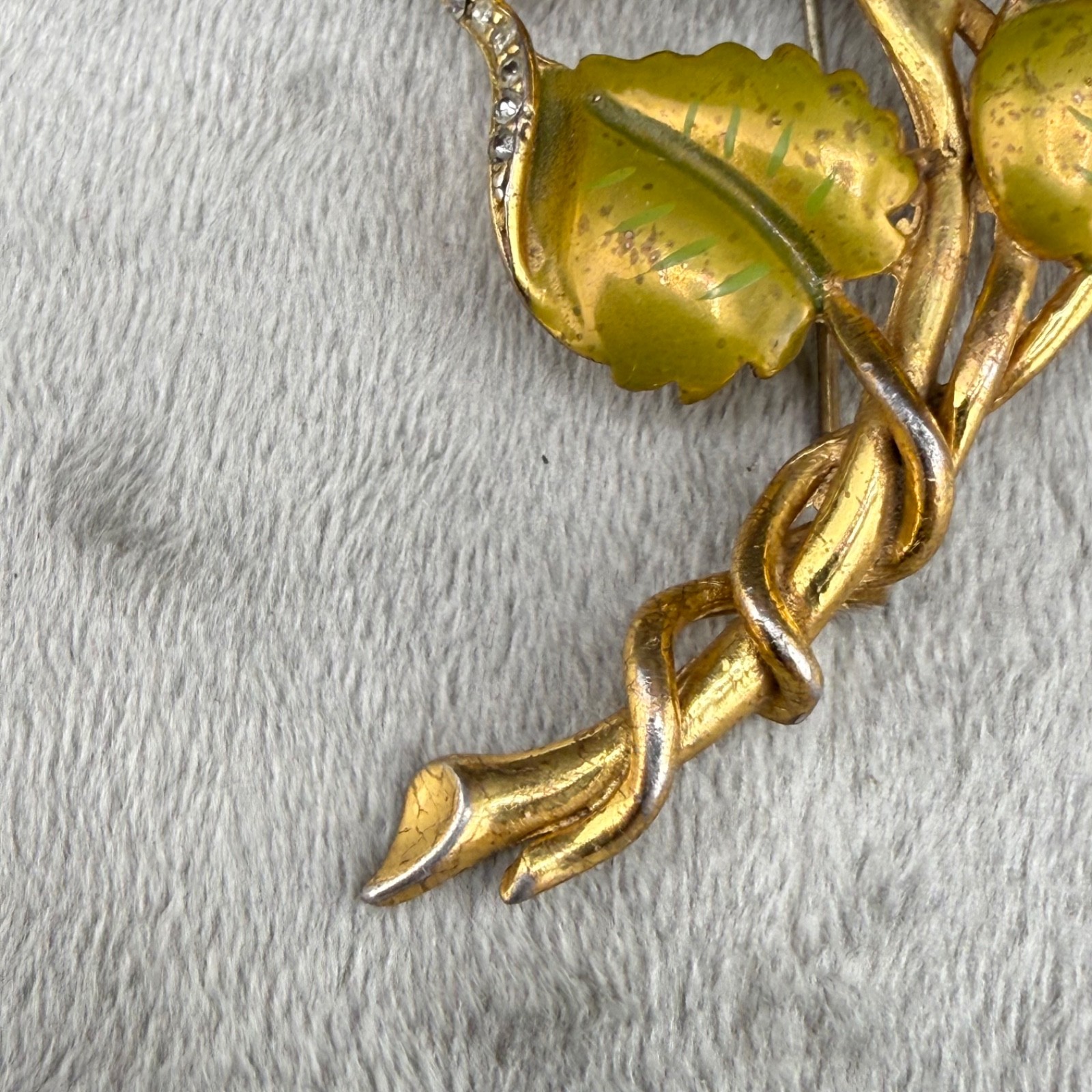 Vintage Unsigned Derosa Brooch Gold Tone Enamel Leaf Nature Vine