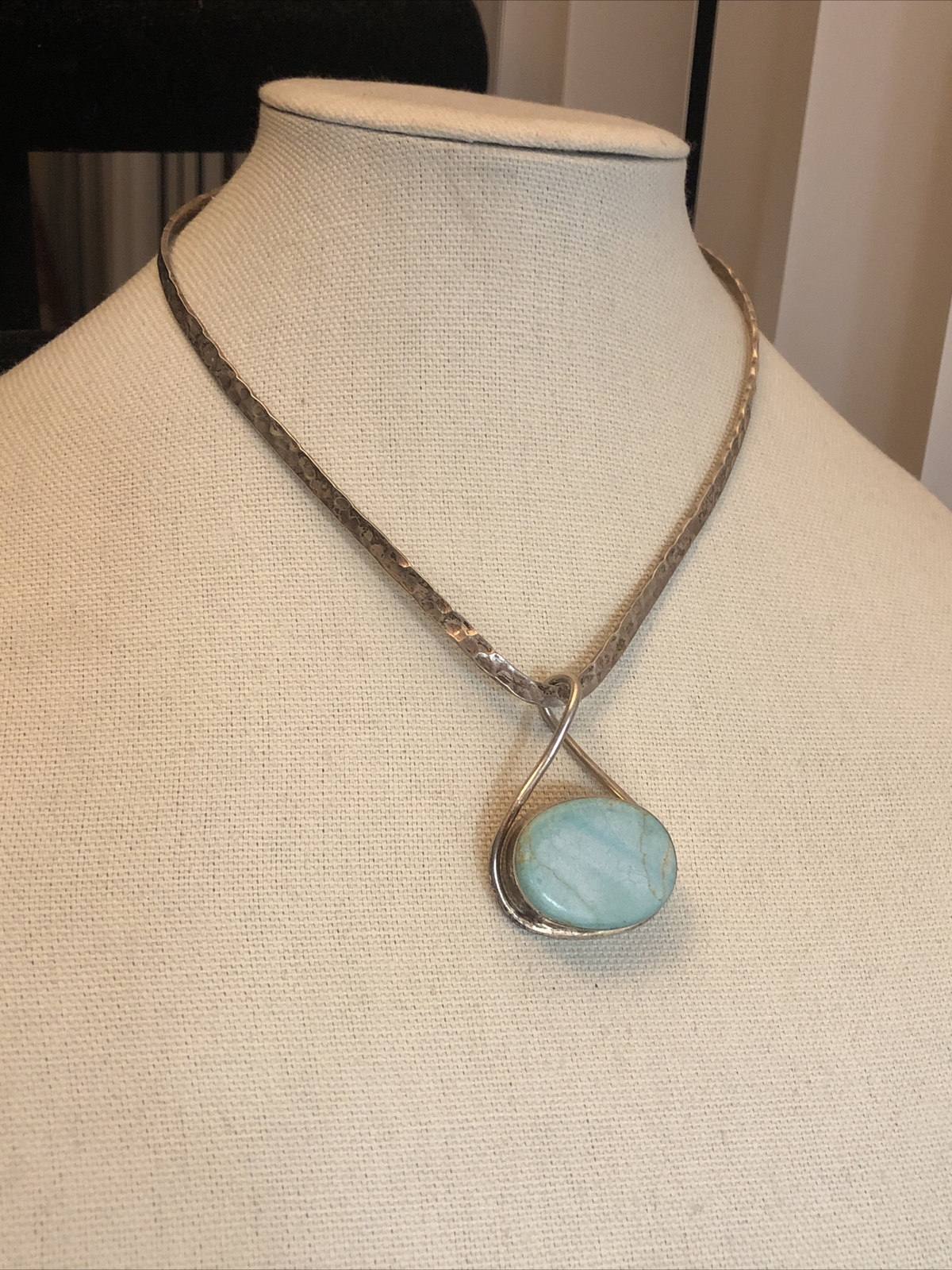 2. Vintage 925 Sterling Blue Stone Hammered V Wire Choker Necklace 44.4g, 15″