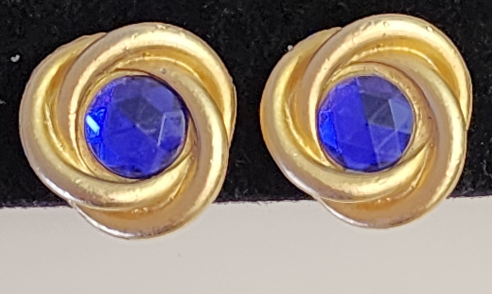 3/4″ Vintage Gold Tone Twisted Knot Blue Stone Huggie Clip On Earrings – Jewelry