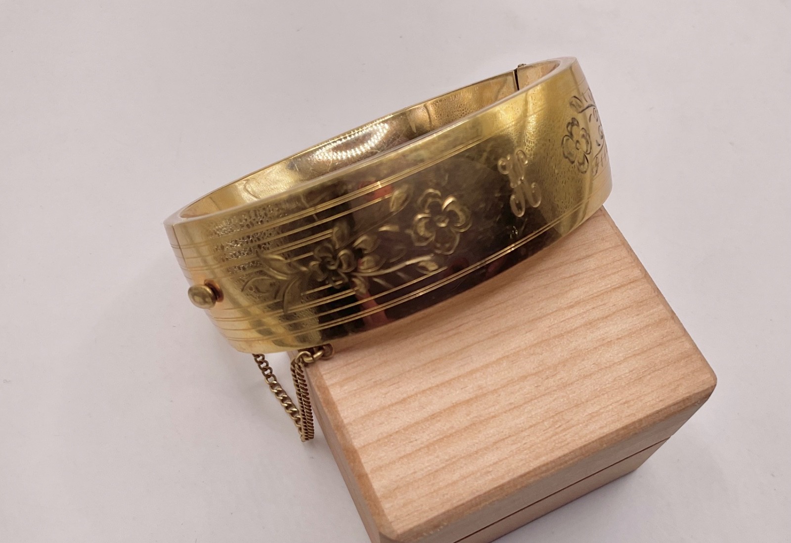 BEAUTIFUL vintage Victorian GOLD FILLED etched wide hinged BANGLE. Monogram H