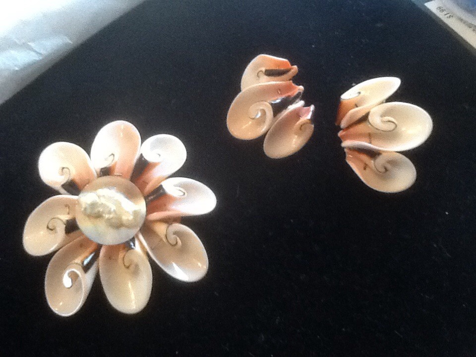 Pre-Owned Shell & MOP FLOWER PIN / Matching Earrings