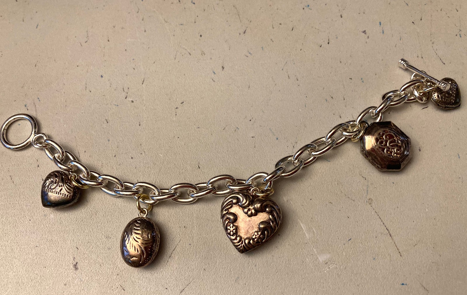 VINTAGE SILVER TONE PUFFY HEART’s AND OTHER CHARM’s BRACELET (ALL CHARMS OPEN)