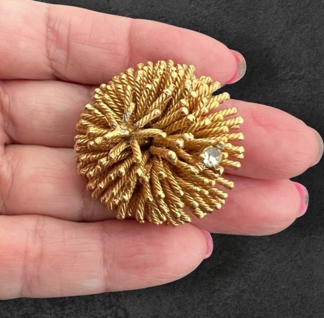 Vintage Round Goldtone Sea Anemone Pin w/ Rhinestone Marked B 127P