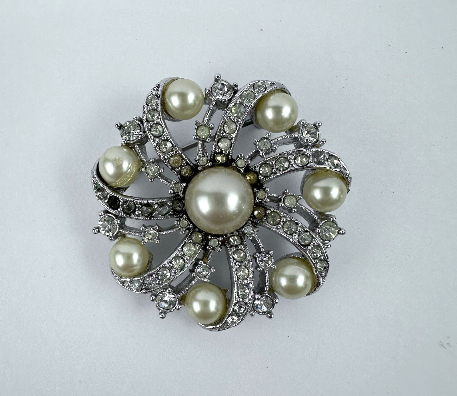 VTG Swirl Style Brooch/Pin Faux Pearl & Rhinestone Platinum Look 1-3/4″ Diameter