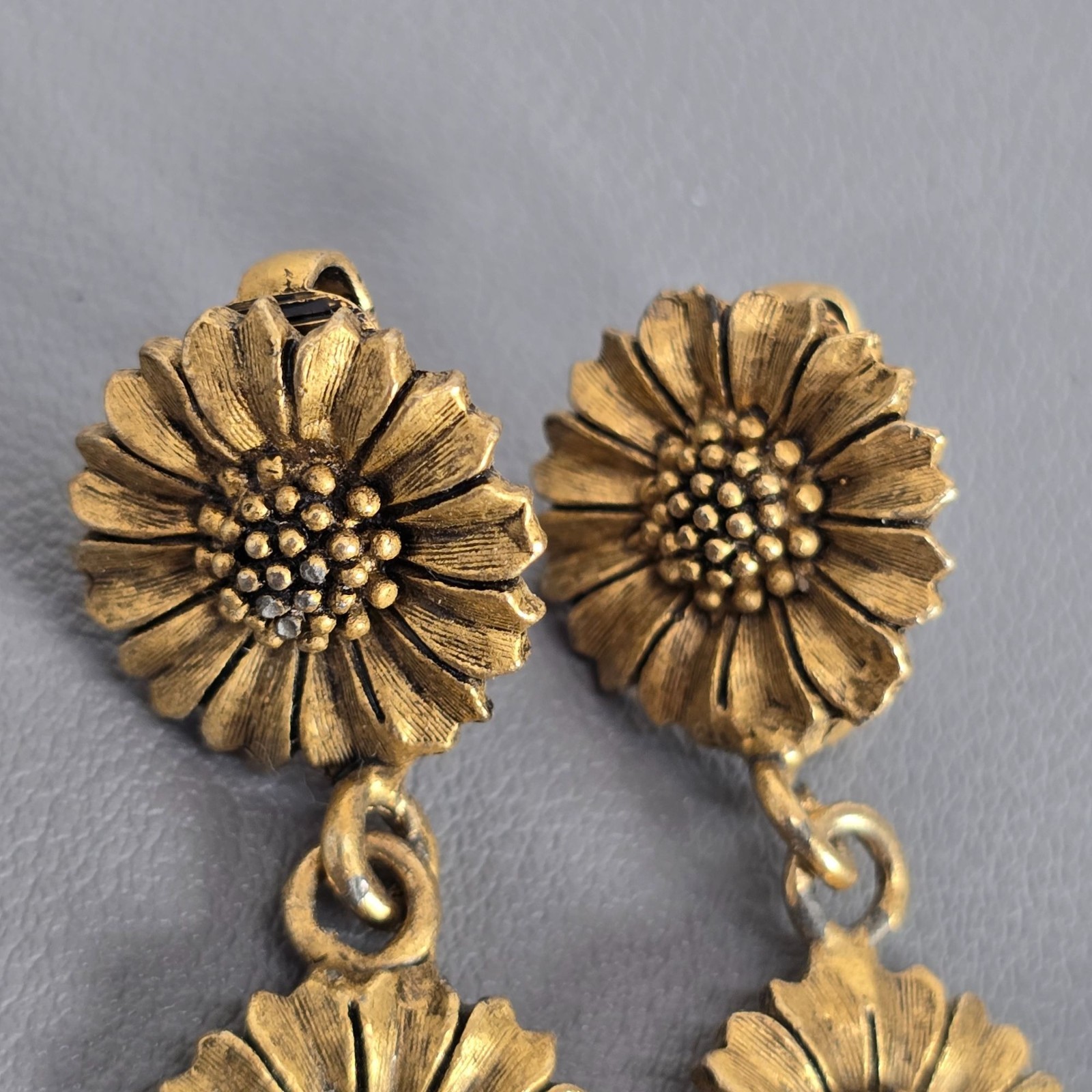 Vintage Elvind Hillestad EH Gold-Tone Triple Daisy Flower Drop Clip-On Earrings