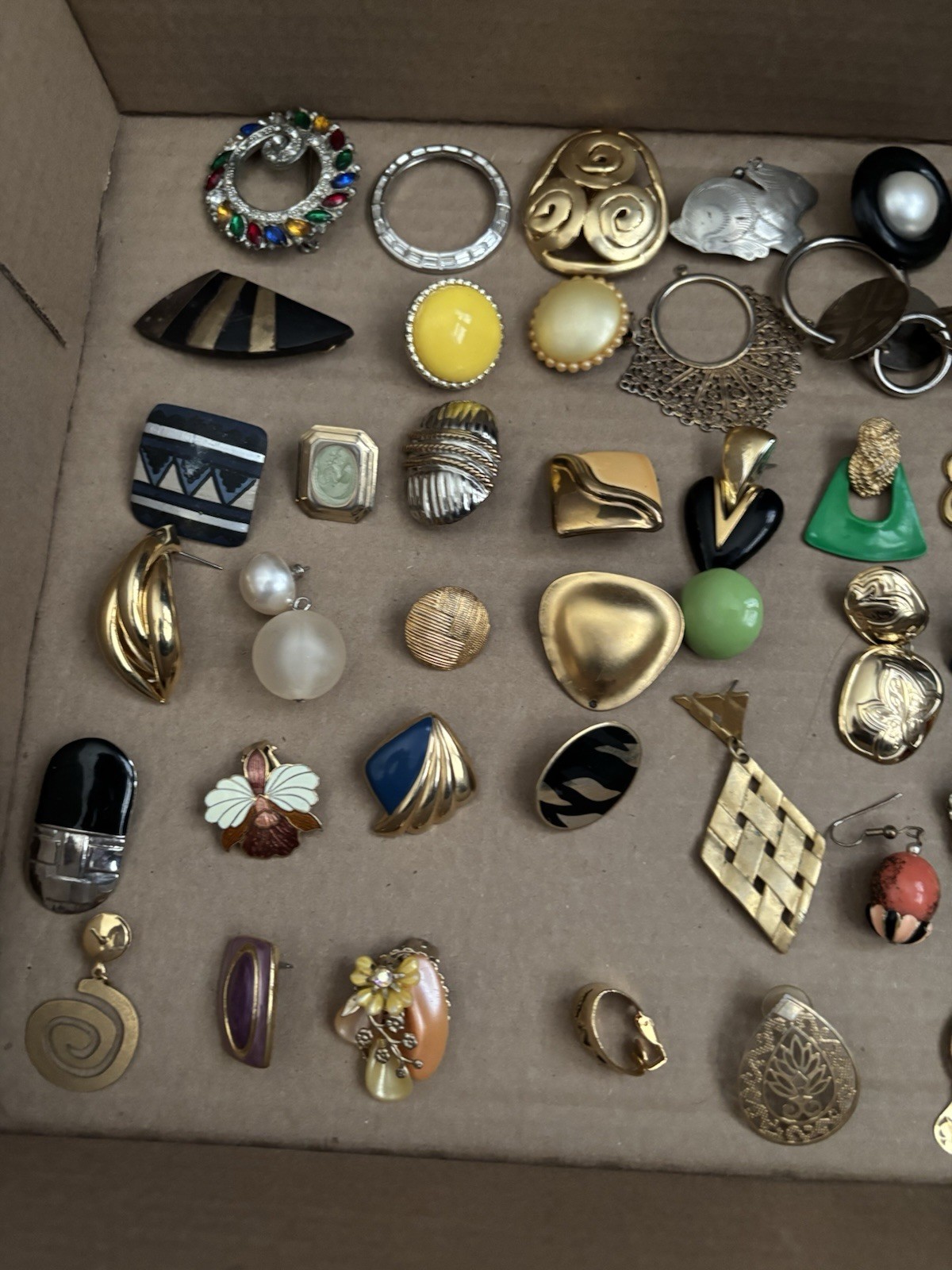 Vintage Single Earrings Crafts Jewelry Lot, Broochs 55+ Pieces