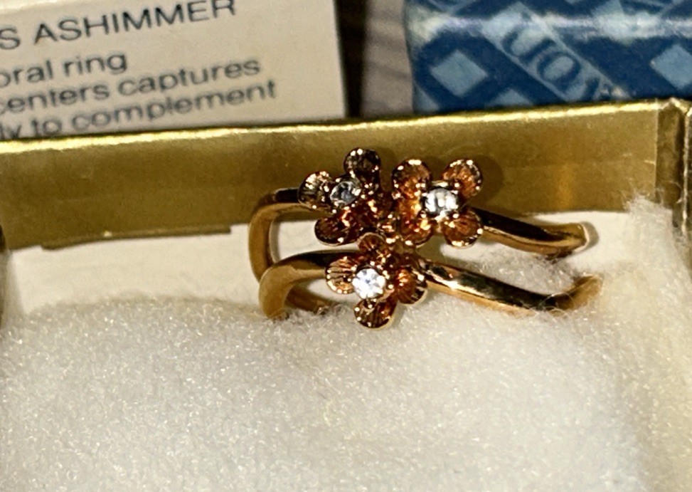 VTG AVON RING – “FLOWER BRIGHTS” GOLD TONE 3 FLOWERS W/ RHINESTONES Size 7