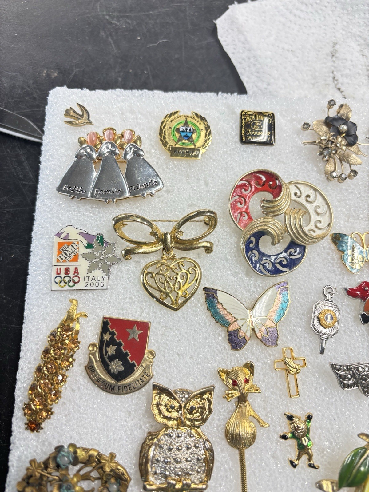 Estate Find Lot Of Assorted Pins/Brooches.