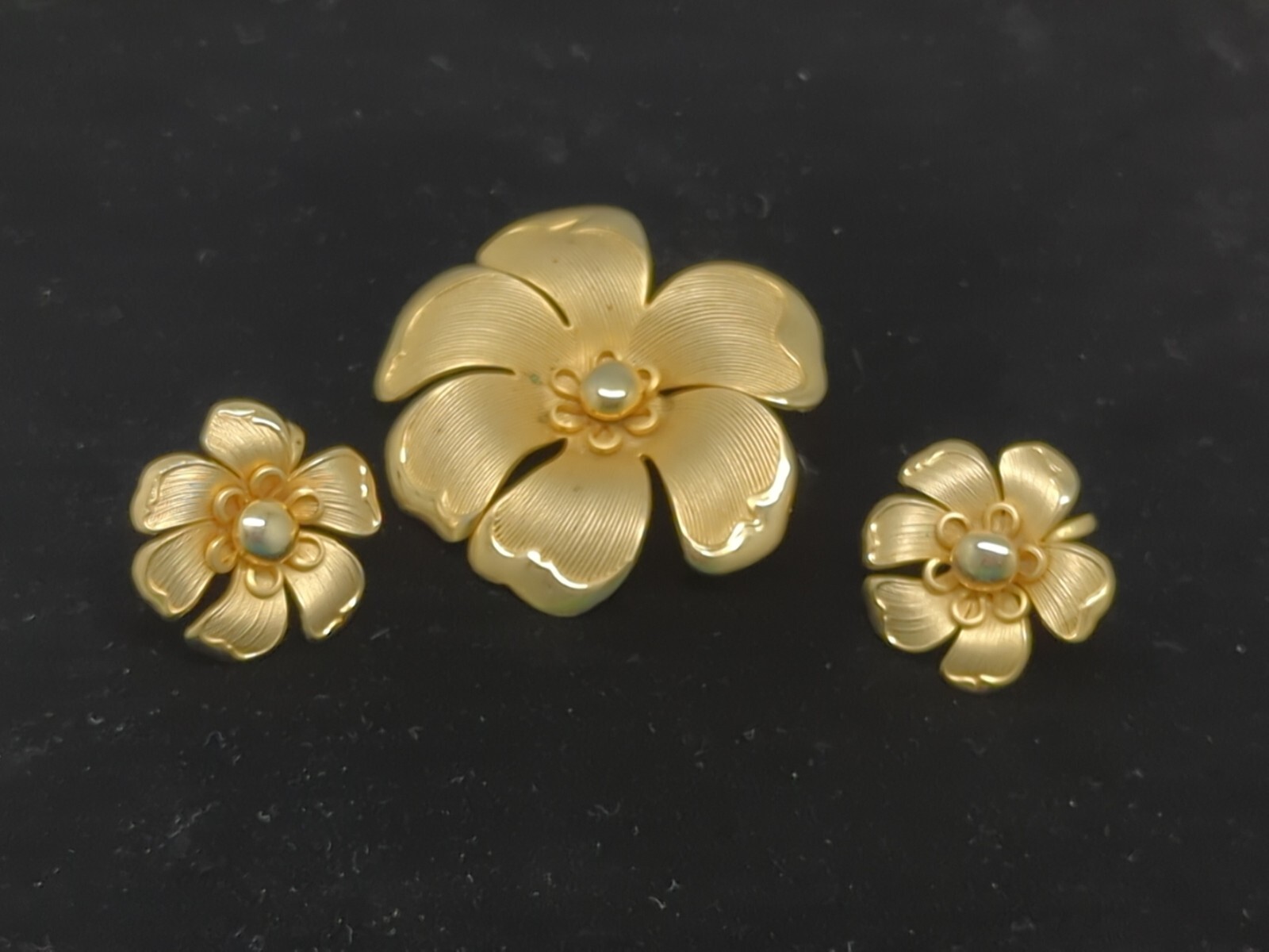 Flower Brooch & Screw Back Earring Set Gold Tone 1950’s-60’s Classic MCM
