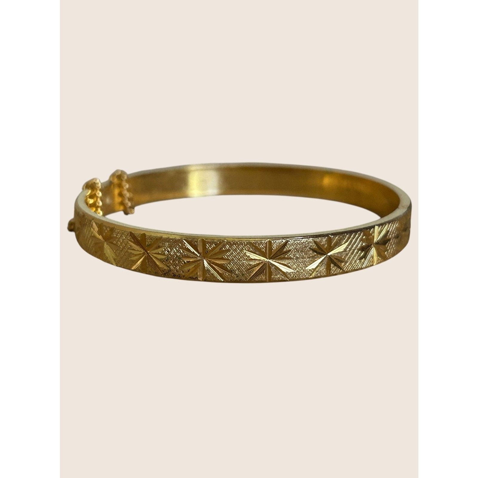 ✨ VTG ETCHED STARBURST DIAMOND CUT HINGE BANGLE BRACELET GOLD TONE SAFETY CHAIN