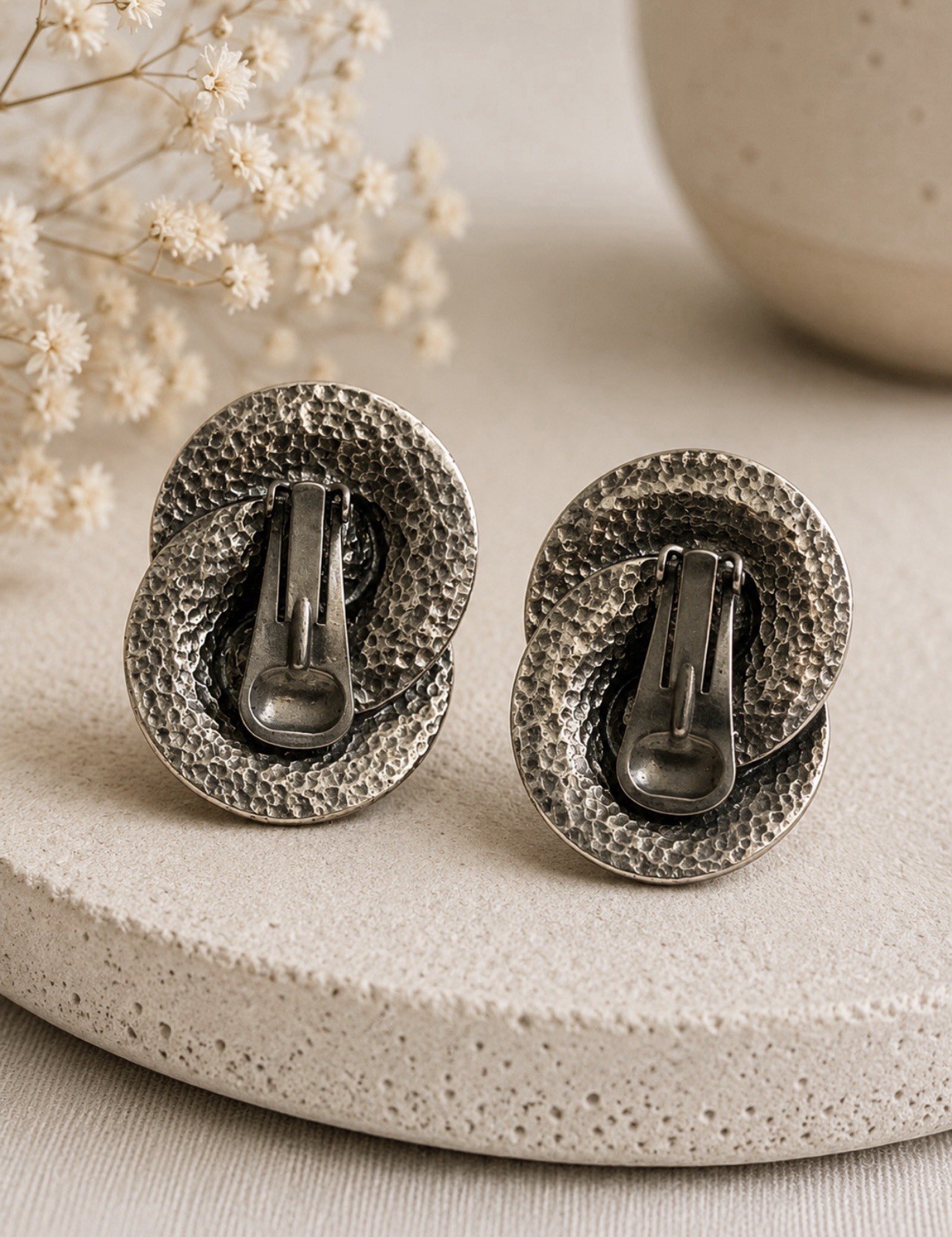 Vintage Hammered Silver Tone Clip On Earrings Modernist Swirl Statement 1.5