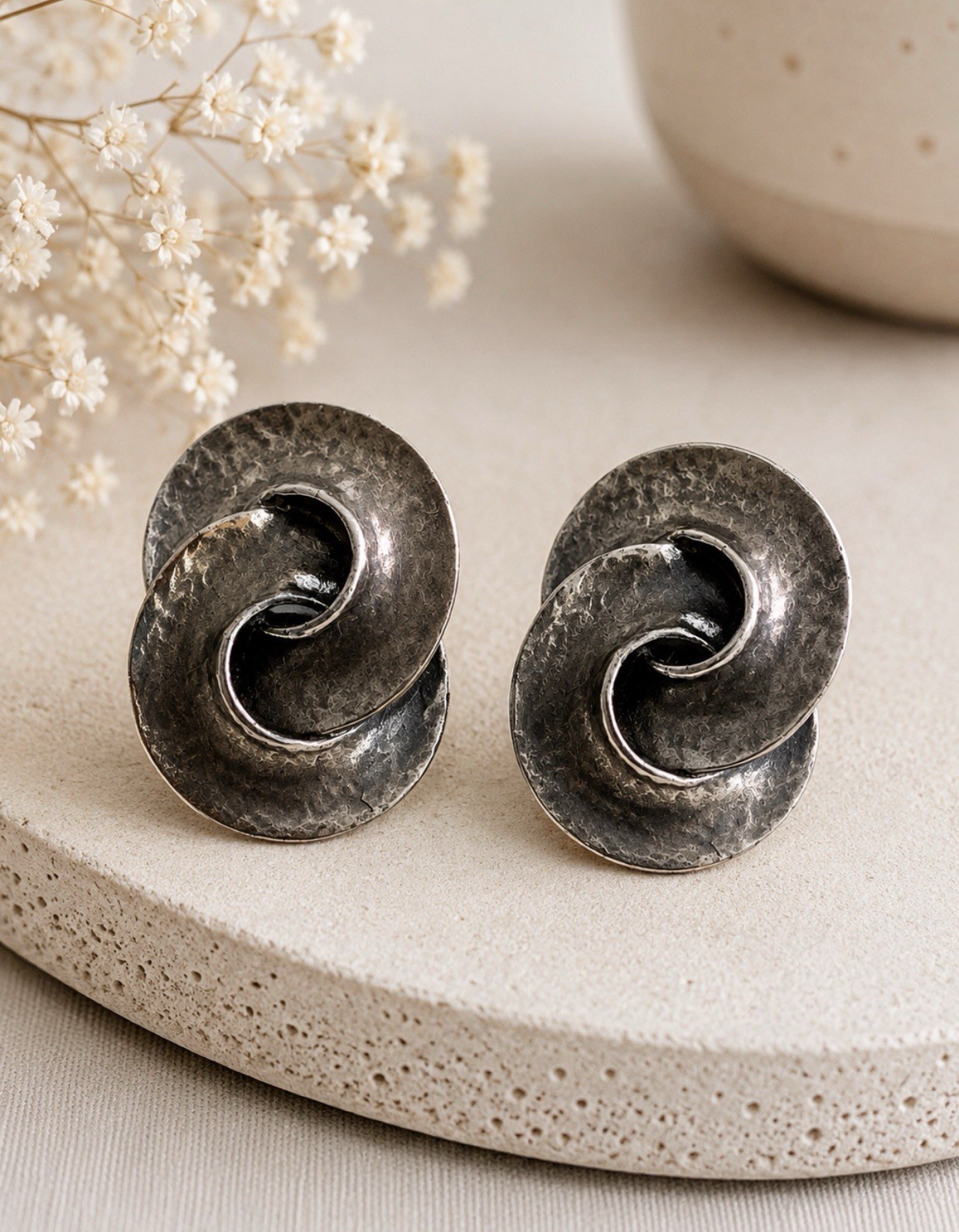 Vintage Hammered Silver Tone Clip On Earrings Modernist Swirl Statement 1.5