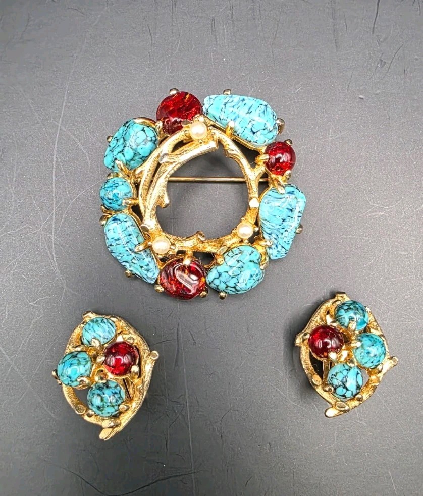 Vintage Unsigned Hattie Carnegie Pressed Turquoise/Red Glass Brooch/Earrings