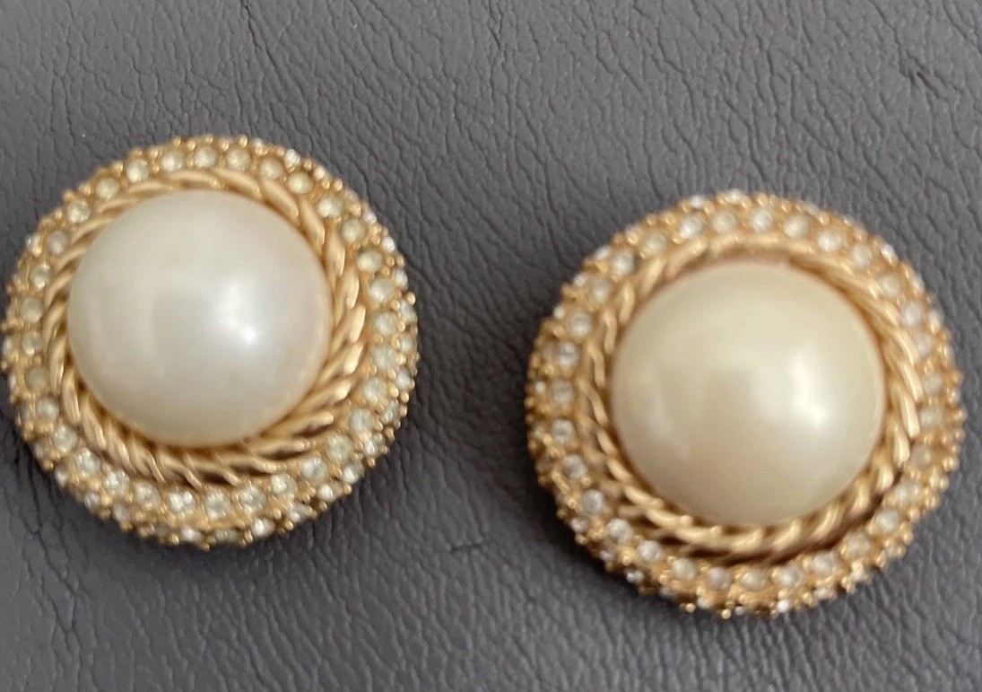 Vintage Christian Dior Large 2” Pearl Rhinestone Gold Tone/Faux Pearl Clip Sign