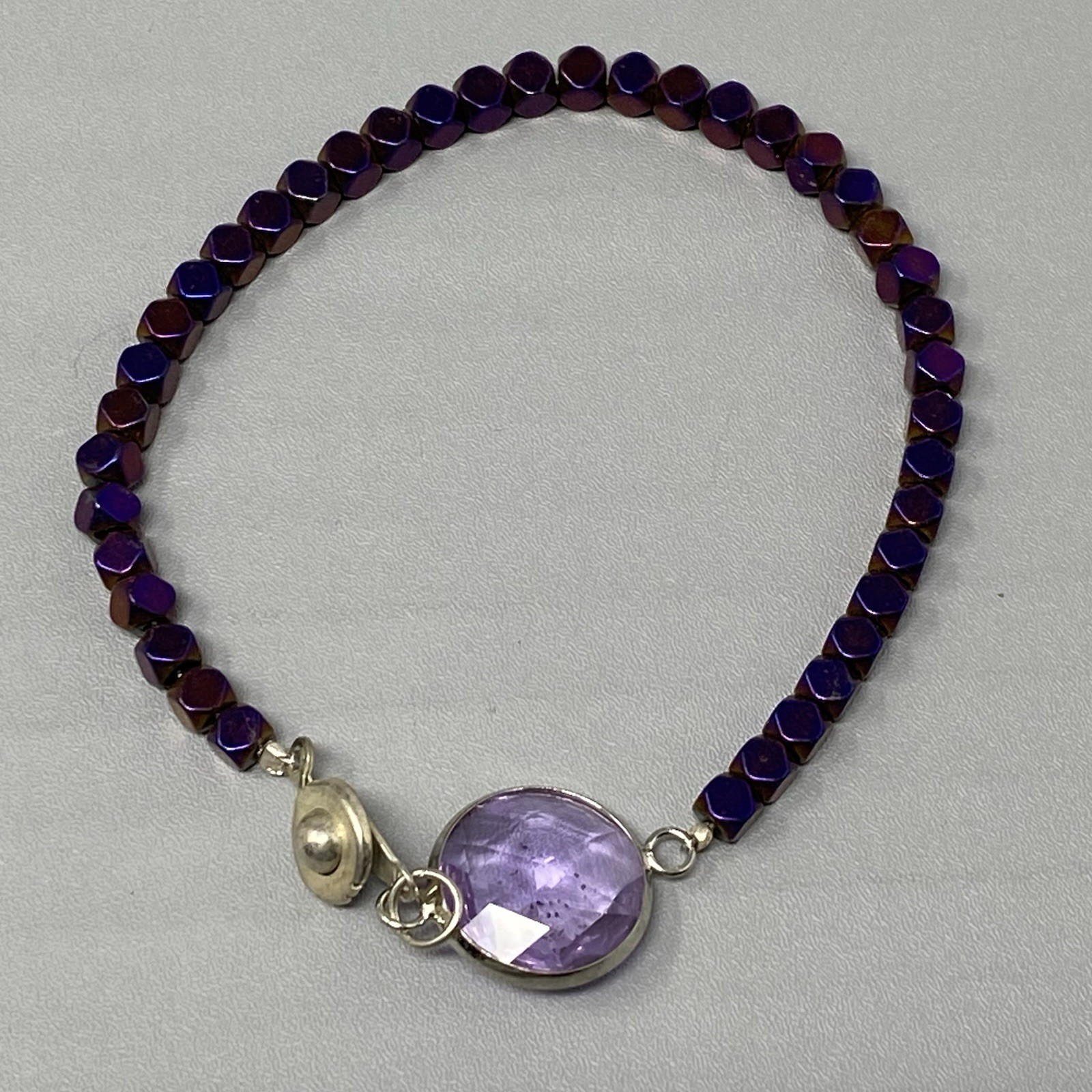Purple Metallic Metal Beaded Bracelet Glass Faceted Round Center Stone 7.75″