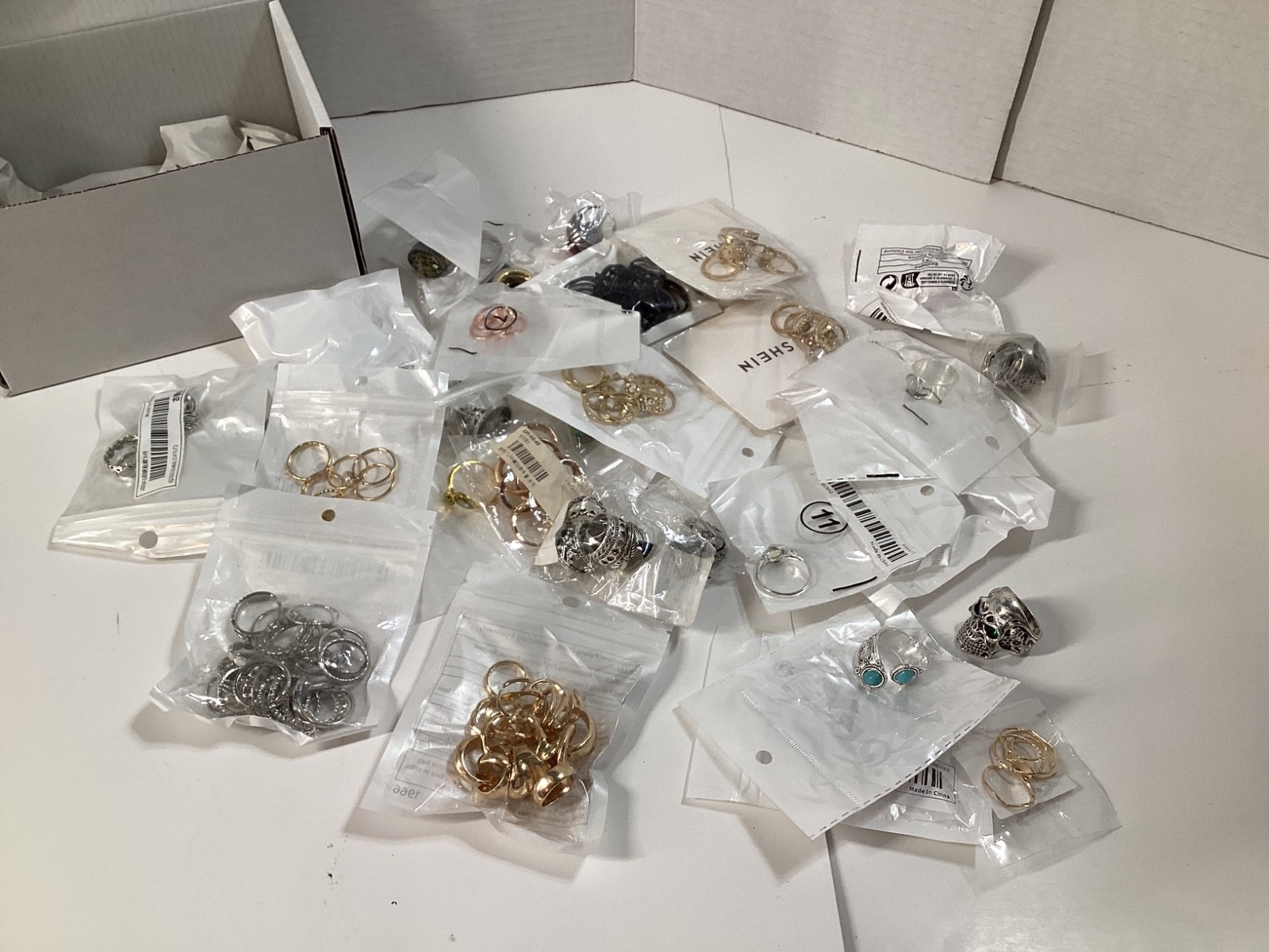 1lb Unsorted Modern Costume Rings Jewelry (M/F) Many Sizes Designs