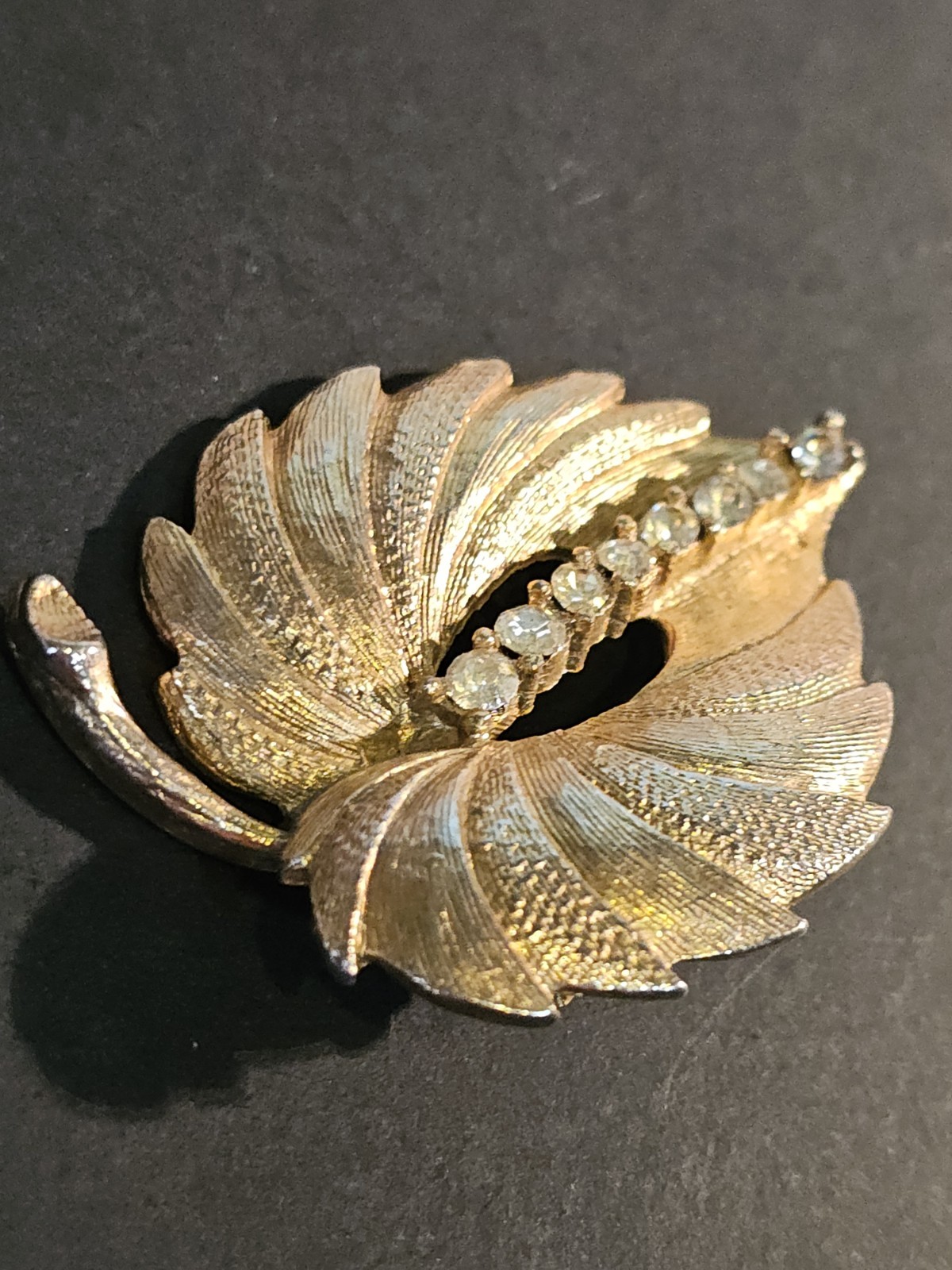 Vintage Brooch Gold Tone Leaf Textured Prong Set Rhinestones Center