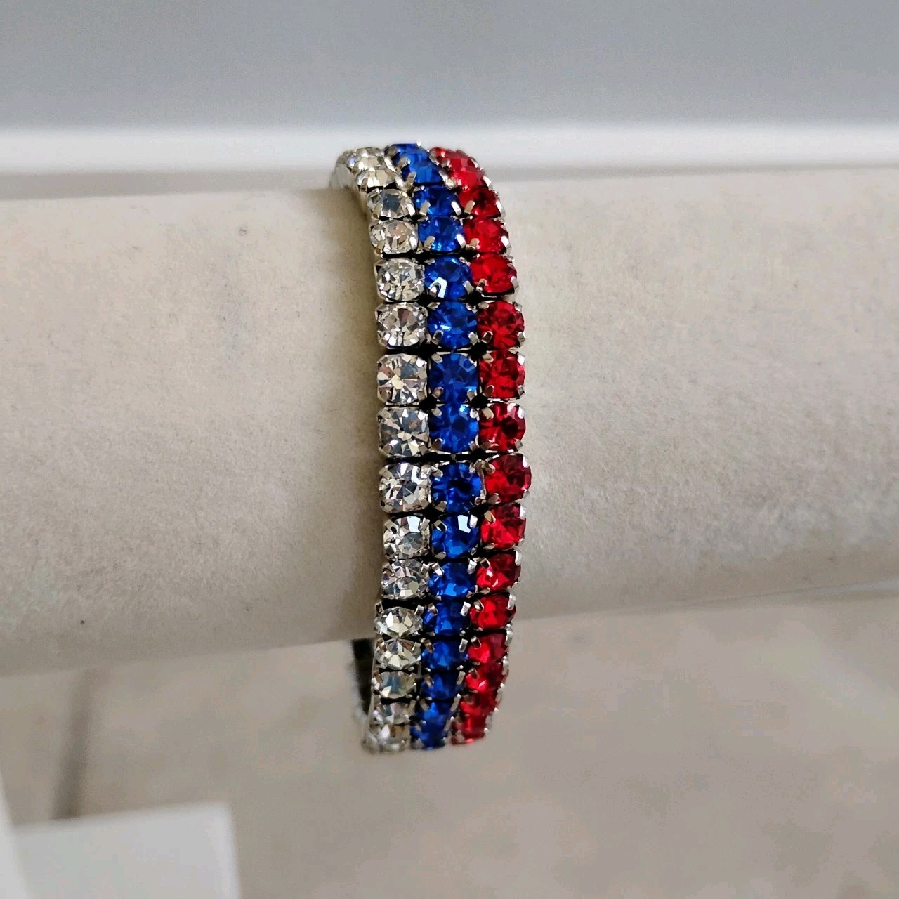 Vtg Quality Patriotic Silvertone Red White Blue Stretch Metal Bracelet Rhineston