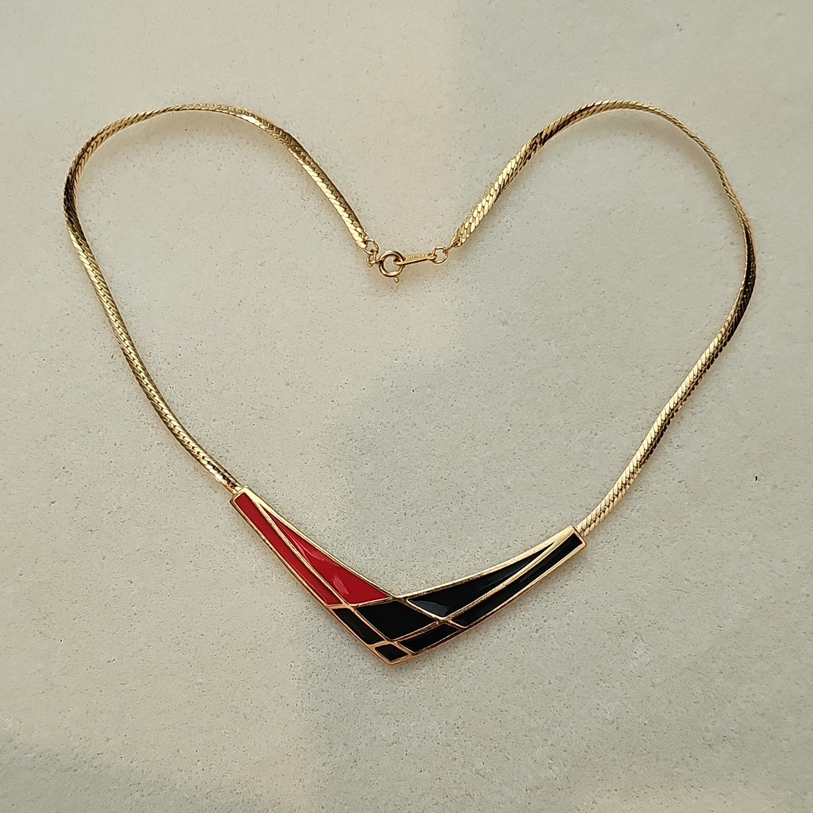 80s Avon Vintage Enamel V Focal With Gold Tone Chain Necklace 70’s