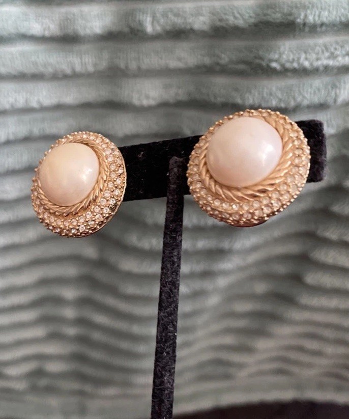 Vintage Christian Dior Large 2” Pearl Rhinestone Gold Tone/Faux Pearl Clip Sign