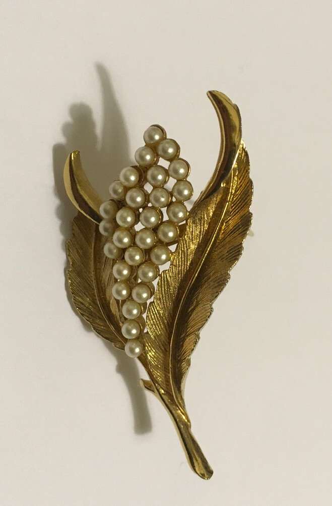 vintage Flower brooch. Gold Tone. Pearl Imitation. Ideal Condition. 2.5”x 1.5”.w