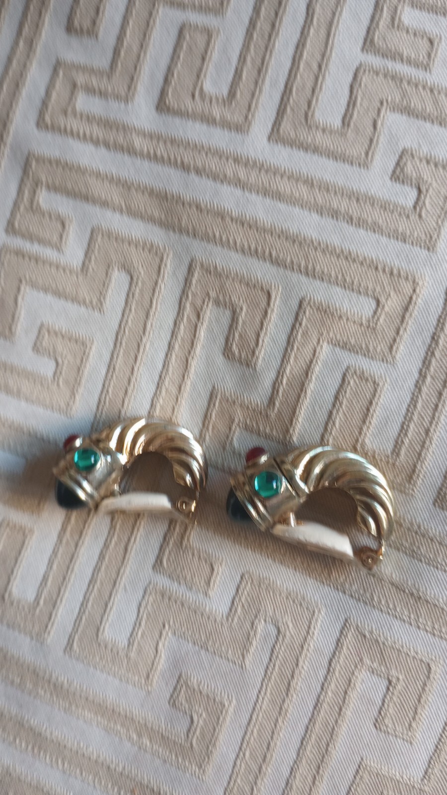Vintage CINER* unsigned Mogul Jewel of India Cabochon shrimp clip on earrings